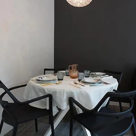 Design With Garden Apts ميلان