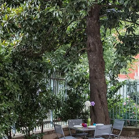 Design With Garden Apts شقة